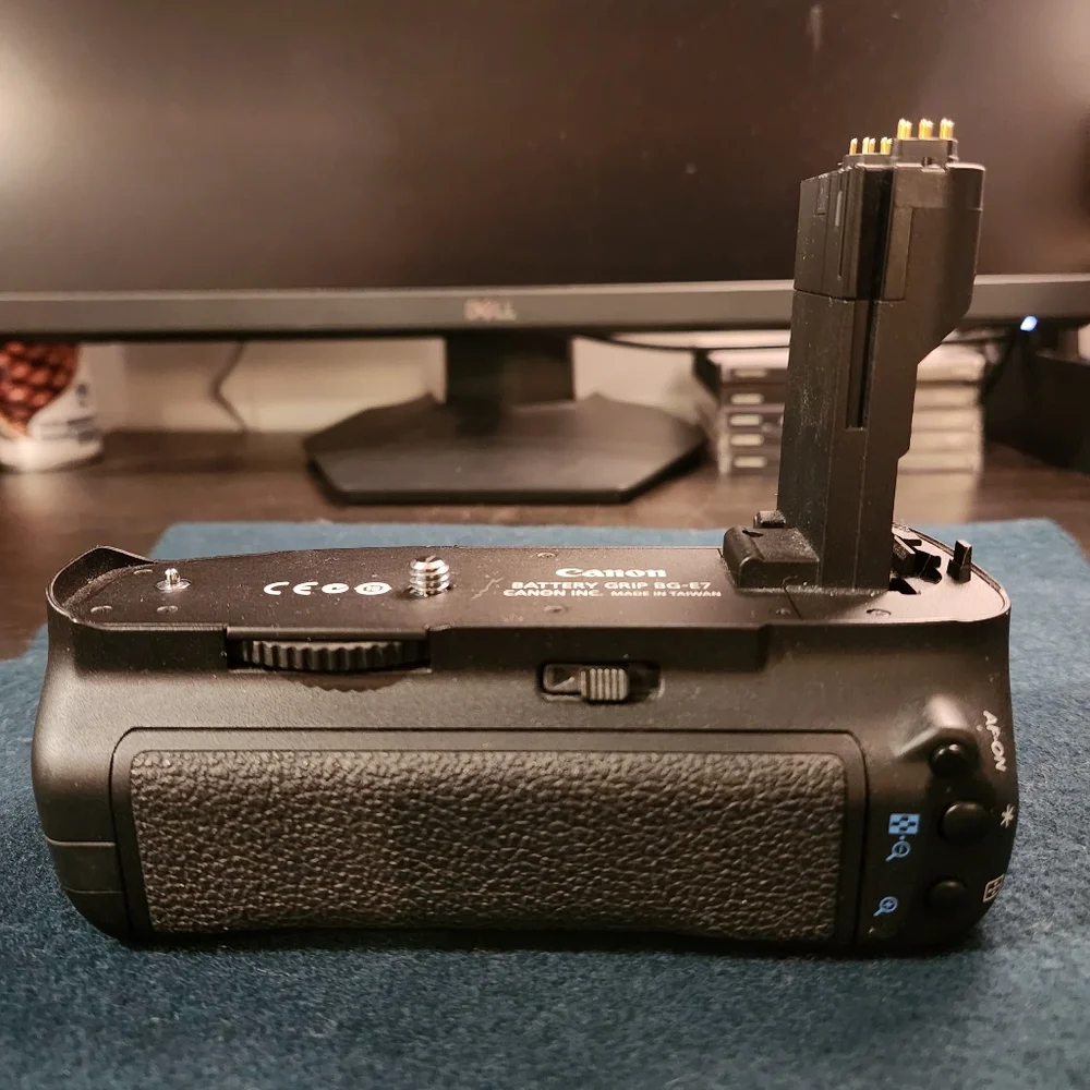 Genuine OEM Canon BG-E7 Battery Grip for Canon EOS 7D Camera
